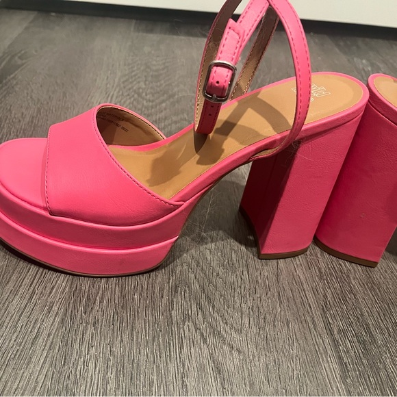 Pink Pumps - Picture 5 of 7